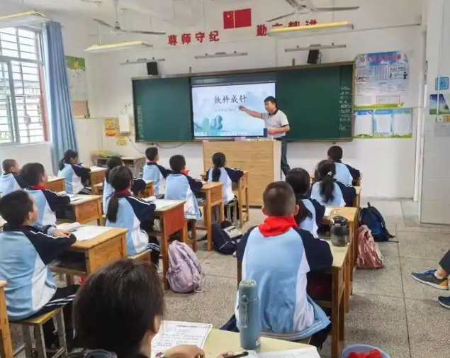 赤色血脉校园把山顶的革命留念亭转化为可感可触的德育讲堂