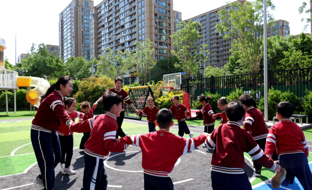 无缝衔接师生推窗见绿出门见景可谓建在公园里的学校
